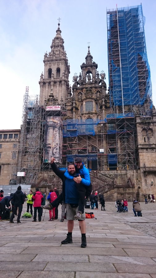 Mit Stefano vor der Kathedrale in Santiago de Compostela nach unserer gemeinsamen Jakobsweg-Reise