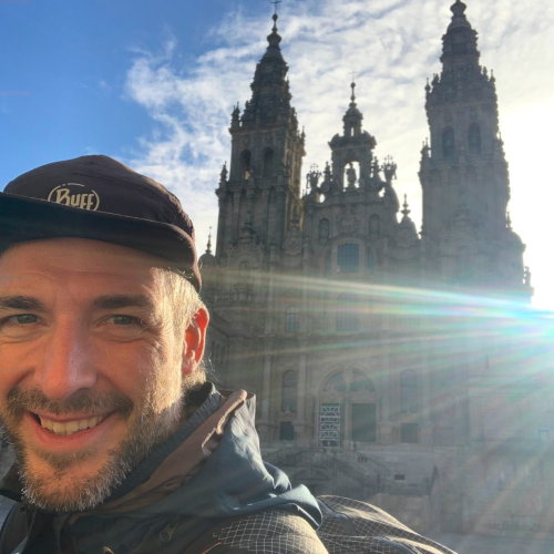 Dominik vor der Kathedrale am Ziel des Jakobsweges in Santiago de Compostela